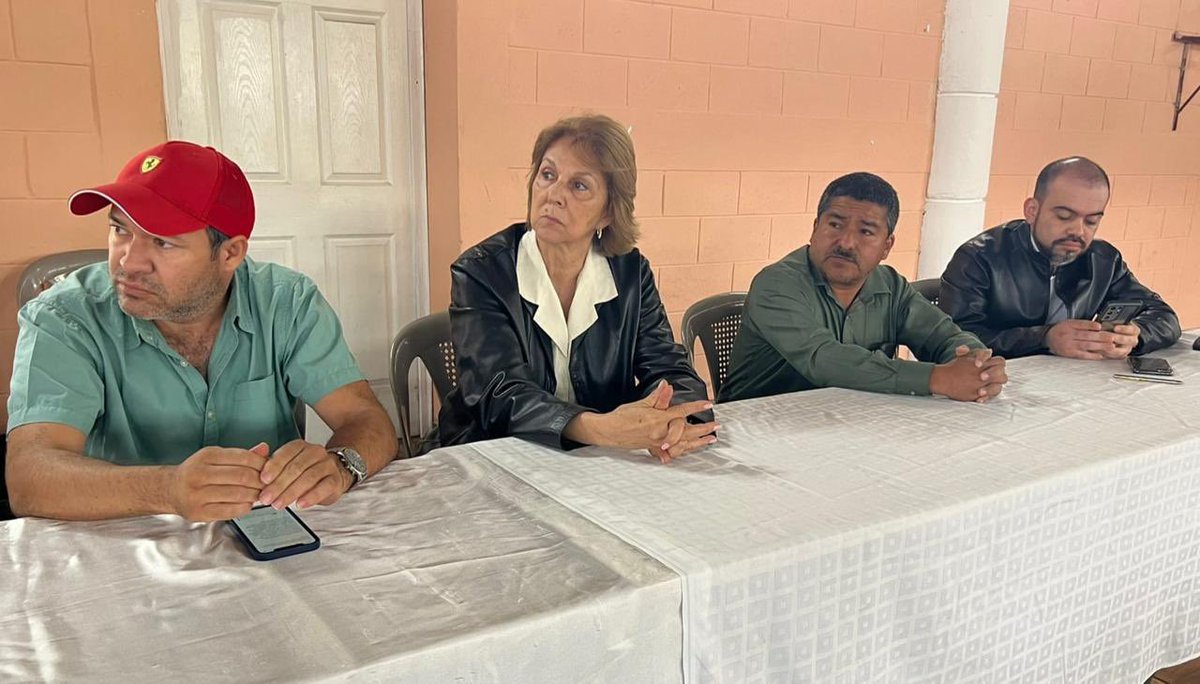 BancadaVALOR's tweet photo. Conflicto con el agua en San Juan Sacatepéquez: 

A solicitud  del COCODE de Villas del Quetzal, la Bancada VALOR, se hizo presente para escuchar la problemática que atraviesan los pobladores por la apropiación de 2 pozos de agua por parte de autoridades municipales locales. https://t.co/fUymr1pAps