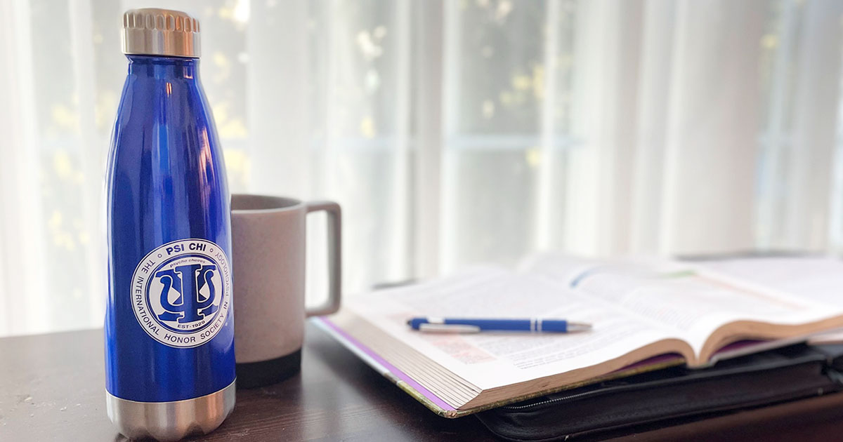 PsiChiHonor's tweet photo. Keep out the cold during your spring classes or your next 2023 morning jog! Our official Psi Chi Stainless Seal Water Bottle keeps beverages hot for up to 12 hours (or cold for up to 24 hours). https://t.co/5bMQ5viI5H #PsiChi #PsiChiStore https://t.co/KEzphRSLwd