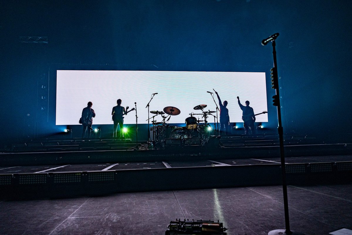 ashtonupdating's tweet photo. HQ @Ashton5SOS on stage in Perth #TakeMyHandPerth 📸 Sheldon Ang Photography https://t.co/hDn0LIAVgZ
