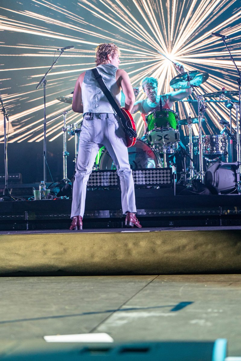 ashtonupdating's tweet photo. HQ @Ashton5SOS on stage in Perth #TakeMyHandPerth 📸 Sheldon Ang Photography https://t.co/hDn0LIAVgZ