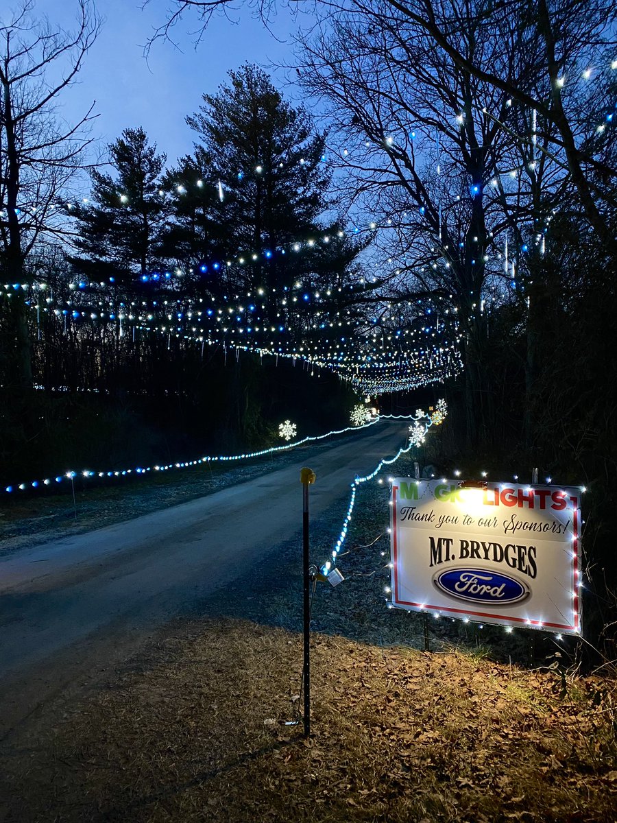 The Blizzard Tunnel accompanied by  Mt. Brydges Ford is one of the first views you'll see when entering Magic of Lights 🤩 And when you do, you know you're in for a festive evening!

#swont #attractionsontario #winterlights #magicoflightslondon #lightsdisplay