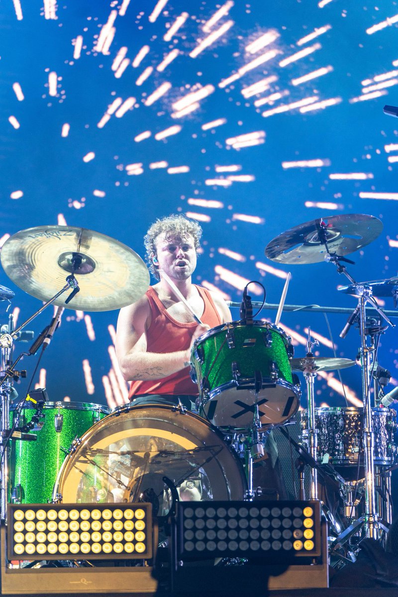5sostourdaily's tweet photo. HQ 5SOS on stage in Perth #TakeMyHandPerth 📸 Sheldon Ang Photography https://t.co/sMKdi1Fca3