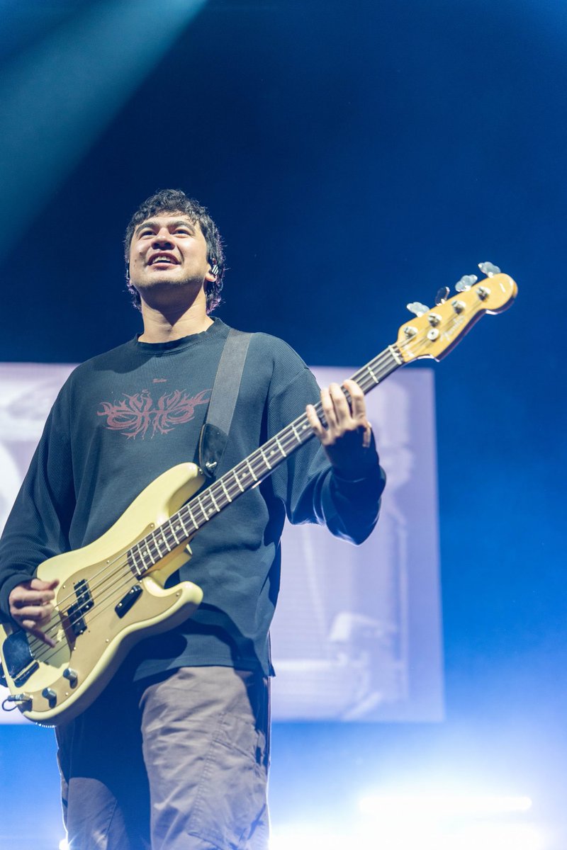 5sostourdaily's tweet photo. HQ 5SOS on stage in Perth #TakeMyHandPerth 📸 Sheldon Ang Photography https://t.co/sMKdi1Fca3