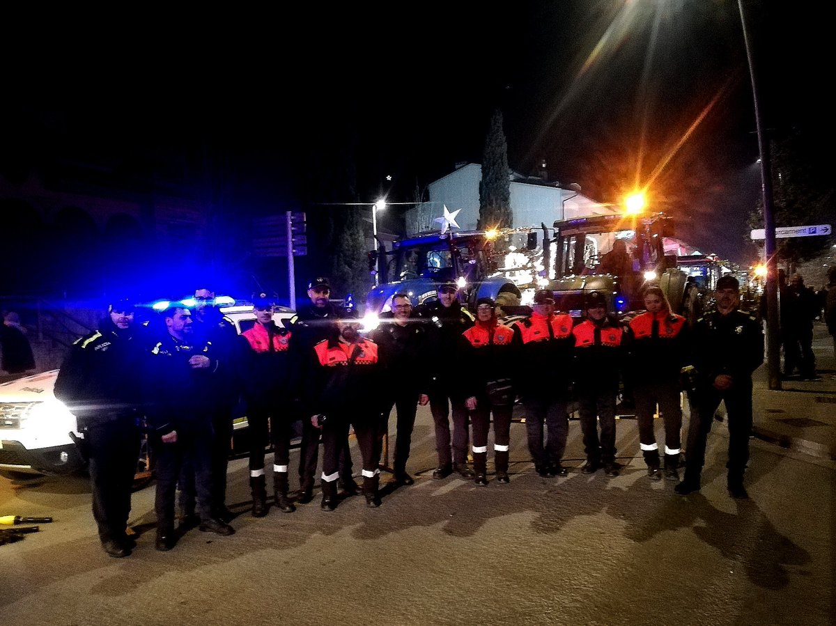 PcTona's tweet photo. Finalitzem el servei de ses majestats els reis d'Orient juntament amb @PLTona

Ara toca esperar l'endemà amb il·lusió i veure tots els 🎁 que ens han portat. https://t.co/oOZp6tEQuk