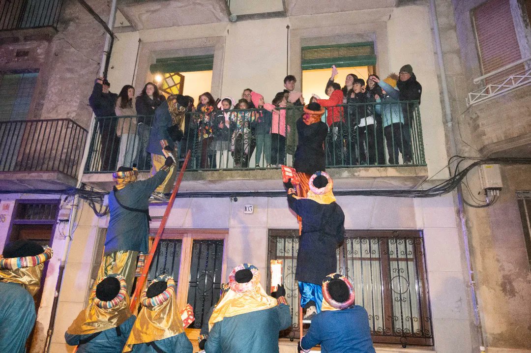 paeriacervera's tweet photo. ✨ Els Reis d'Orient arriben a #Cervera.
✅ Ses Majestats, que han estrenat vestits i complements, han recorregut els carrers fins a la plaça Major, on el paer en cap, Joan Santacana, els ha lliurat la clau de la ciutat que els permet obrir les cases i deixar els regals.🗝️ 🎁 https://t.co/JgYKQyrCuV
