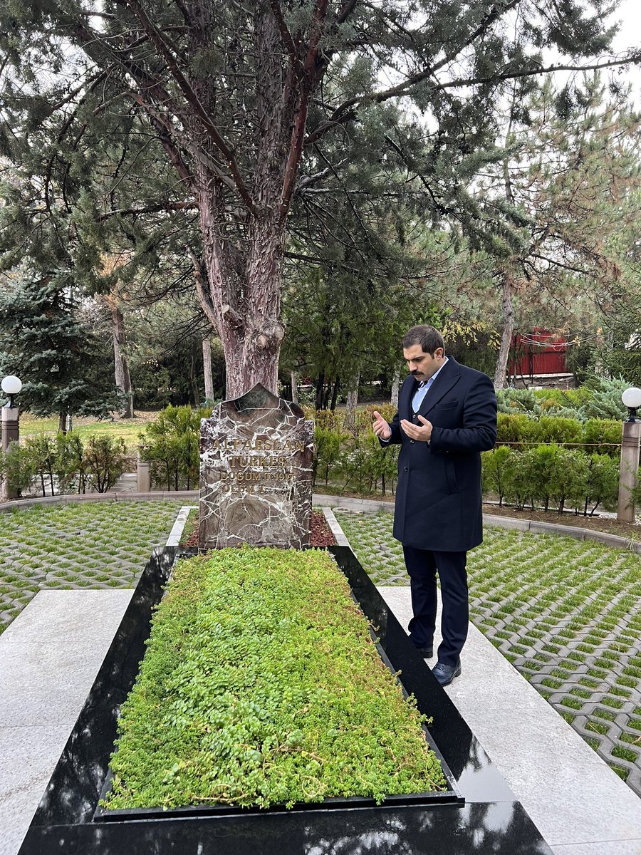 Özel harekat polisini torbacıya eskort yapıp Ülkü Ocakları Genel Başkanı öldürttüler. 

Kopsun kıyamet!

#SinanATESicinAdalet