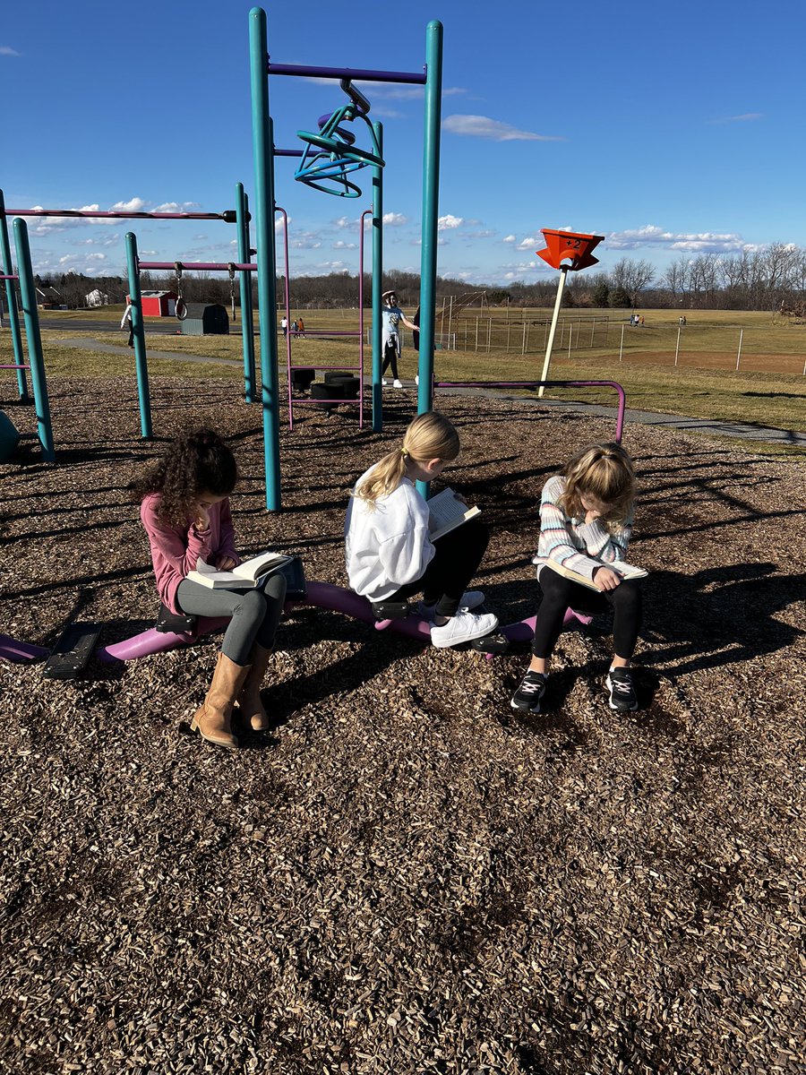 FCPS_NMESMedia's tweet photo. Our students are fired up for the #WinterRead2023 challenge from @zoobeanreads! Theyโre caught reading at recess & lunch! Plus, check out their feelings about the contest! Reading gives us #AllTheFeels @fcpsmedia @FCPSNewMarketES https://t.co/2iIpB0sECJ