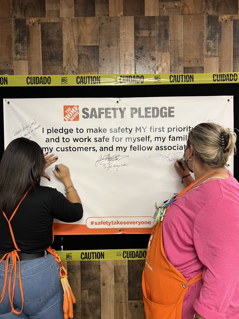 Parte de los asociados de nuestra tienda #6412 en la semana de la concientización sobre la seguridad, haciendo referencia al porque trabajamos seguros día a día y el porque la seguridad es una prioridad para nosotros. 👍🏻

#SafetyTakesEveryone 🧡
#SafetyPledge