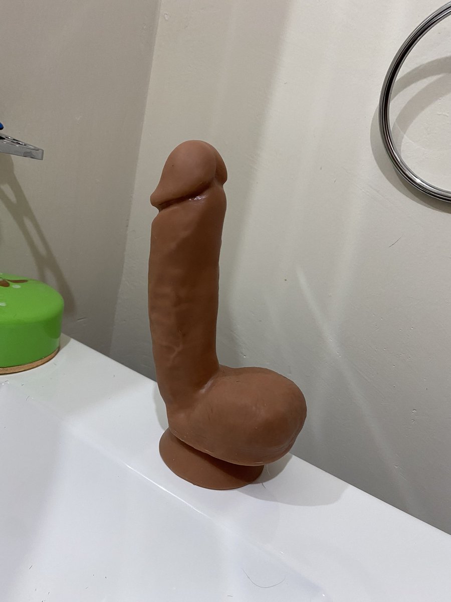 🥢.〳 Mide 20cm de largo y 7 de ancho.

Si a mi no me entra menos a ti.
