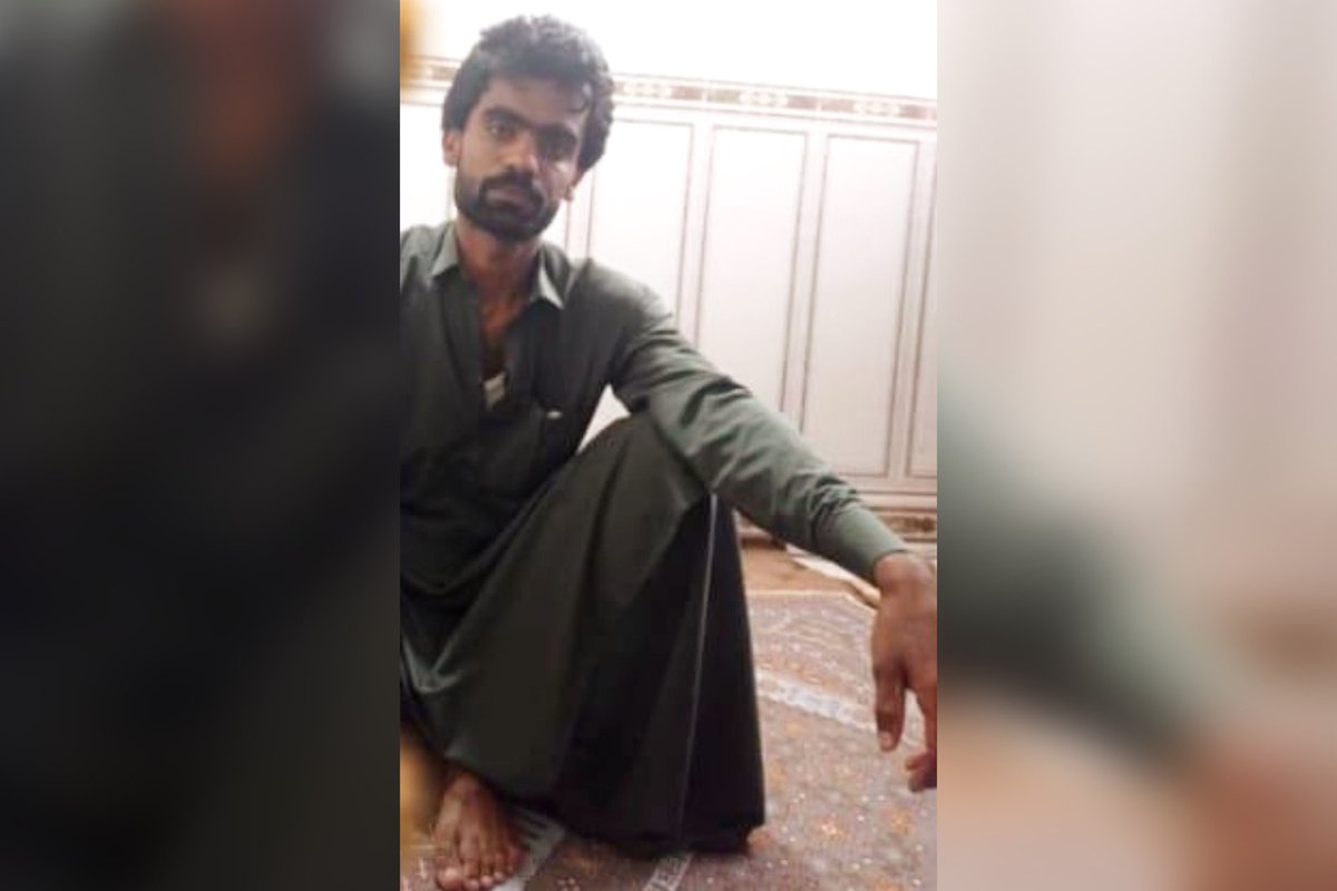 farzinkadkhodae's tweet photo. به مادر علی‌اکبر خوش‌کنار زنگیدند که“باید 300میلیون پرداخت کنی،وگرنه واسه بچه‌ات بد میشه”
مادرش:”ندارم،نمیتونم این مبلغ سنگین رو بپردازم” در جواب:”برو از مسجدمکی تامین کن”.
#علی‌اکبر_خوش‌کنار ف فقیرمحمد متولد 1380 اهل قصرقند هست که در 5 مهر در چابهار بازداشت شده است.
#مهسا_امینی https://t.co/87Yoxd45oN