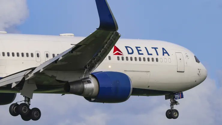 MorningBrew's tweet photo. Starting February 1st, Delta will start rolling out free Wi-Fi on all its US flights.

Southwest, you have 24 hours to respond. https://t.co/1WQ9ydGRBm