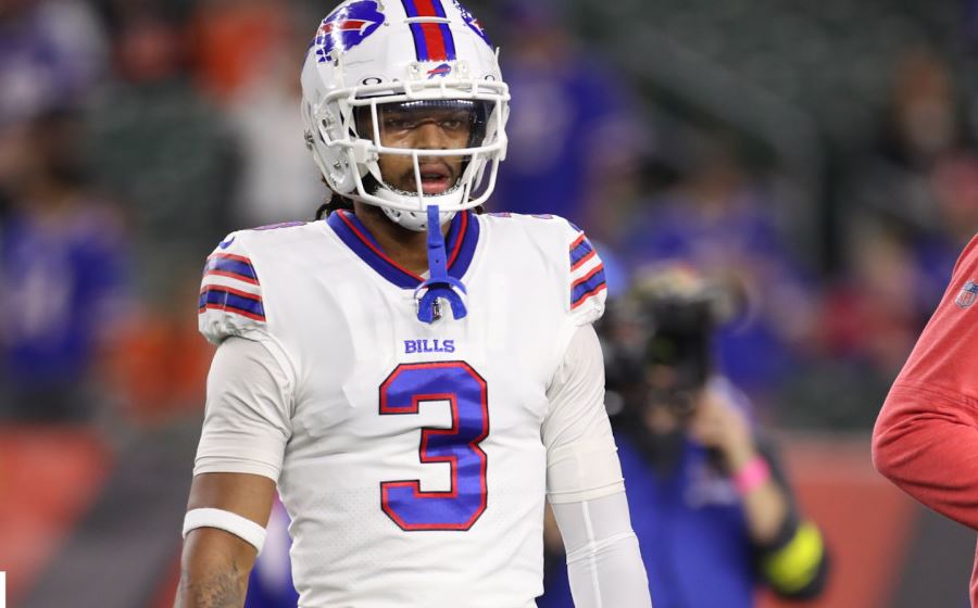 BOCATC's tweet photo. Bills assistant #AthleticTrainer Denny Kellington &amp; other medical professionals lauded for reviving safety Damar Hamlin. https://t.co/Ya63UuCBtw #at4all #athletictraining https://t.co/nbtBDA5DQt