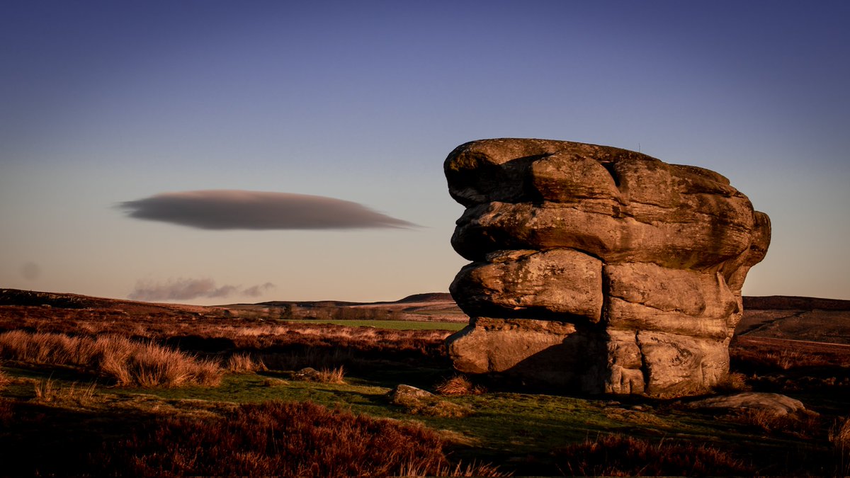 adunkley44's tweet photo. On the edge....Eagle Stone, Baslow Edge at sunrise https://t.co/2sfIDjNtKA