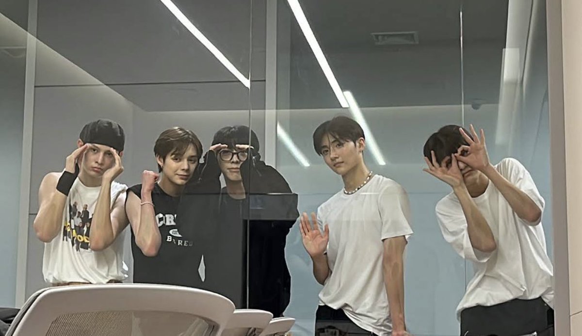 trainee__a__'s tweet photo. I miss my boys so bad 💔 #TraineeA #Trainee_A https://t.co/vnZkbqw3je