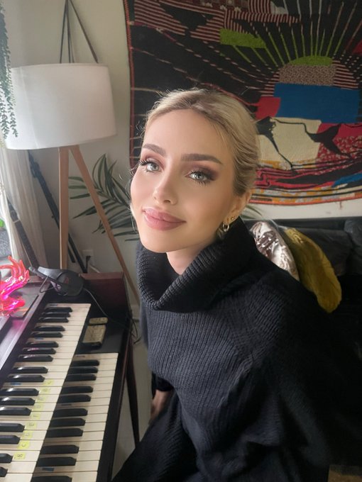 @moonkinge thank you so much for the sweater ❤️❤️ it&rsquo;s soooo cozy!! Also I&rsquo;m loving the pink hand (in<a class="tags" target="_blank" title="On Twitter" href="/?out=eyJ0eXAiOiJKV1QiLCJhbGciOiJIUzUxMiJ9.eyJpYXQiOjE3MjA4NzY2MzEsImlzcyI6InR3cG9ybnN0YXJzLmNvbSIsIm5iZiI6MTcyMDg3NjYzMSwiZXhwIjoxNzUyNDEyNjMxLCJyZWRpcmVjdF91cmwiOiJodHRwczovL3R3aXR0ZXIuY29tL21vb25raW5nZSJ9.wb3ntBsy-jnr7y5sAdCckokg8zBsfNf3-5DW0h96Nu-quMG7borG2ssp_IYBfoBzsLWmCYj3lD2_vSQ4GThIng">@moonkinge</a>