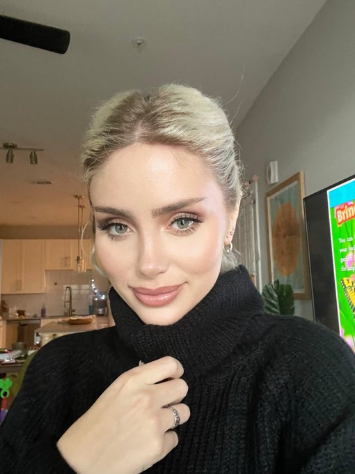 @moonkinge thank you so much for the sweater ❤️❤️ it&rsquo;s soooo cozy!! Also I&rsquo;m loving the pink hand (in<a class="tags" target="_blank" title="On Twitter" href="/?out=eyJ0eXAiOiJKV1QiLCJhbGciOiJIUzUxMiJ9.eyJpYXQiOjE3MjA4NzY2MzEsImlzcyI6InR3cG9ybnN0YXJzLmNvbSIsIm5iZiI6MTcyMDg3NjYzMSwiZXhwIjoxNzUyNDEyNjMxLCJyZWRpcmVjdF91cmwiOiJodHRwczovL3R3aXR0ZXIuY29tL21vb25raW5nZSJ9.wb3ntBsy-jnr7y5sAdCckokg8zBsfNf3-5DW0h96Nu-quMG7borG2ssp_IYBfoBzsLWmCYj3lD2_vSQ4GThIng">@moonkinge</a>