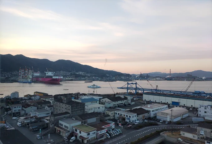 大和さんの艦橋(の高さ)で頂く鳳翔さんの朝ごはん(脳内 