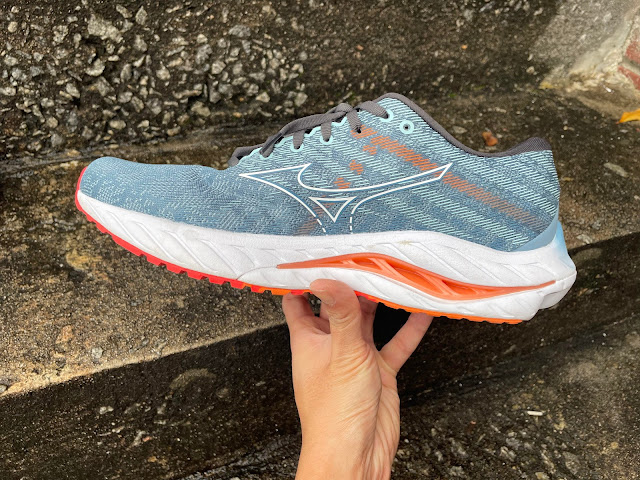 The <a href="/MizunoRunUSA/">Mizuno Running USA</a> Wave Inspire 19 totally redoes its wave plate (the red portion seen through midsole) to create a ride that's both stable and guided, helping roll the runner forward really nicely. A huge improvement all-around.

Full review here: doctorsofrunning.com/2023/01/mizuno…