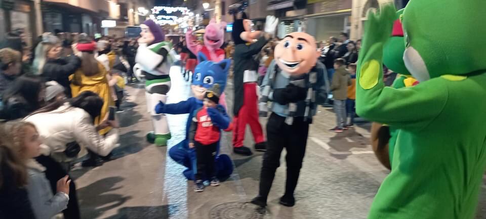 puntarronfs's tweet photo. EL PUNTARRON FUTSAL REPARTE ILUSIÓN POR LAS CALLES DE MULA

🟡 Nuestros jugadores han participado en la cabalgata tradicional que anuncia la llegada de los Reyes Magos al pueblo de Mula.

🟡 Para nosotros es un lujo poder ver las caras de felicidad de todos los niños y niñas. https://t.co/4ZDWQRVesQ
