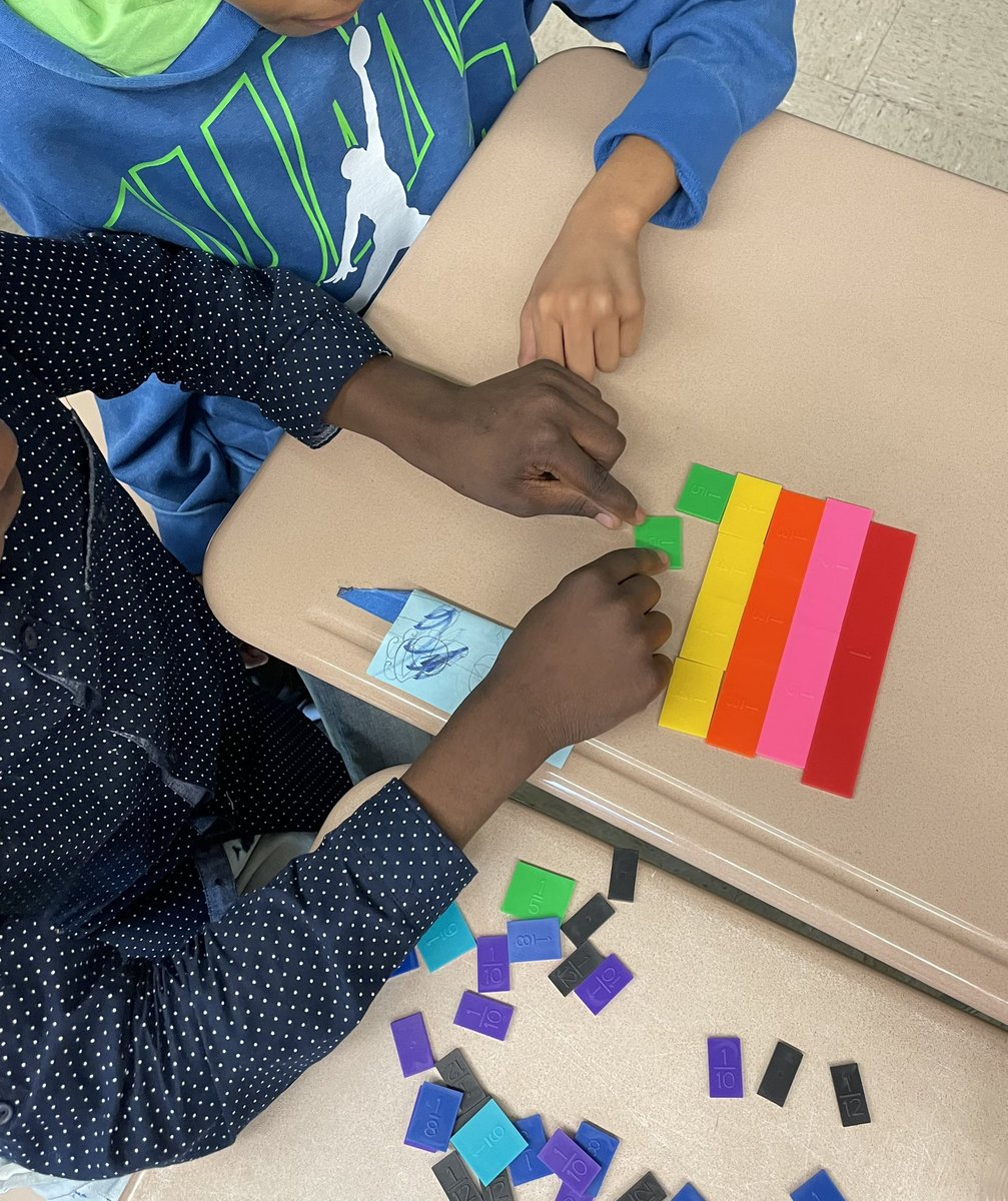 LorLanBar's tweet photo. Finding the relationships between fractions using #fractionbars @MWEStigers https://t.co/ZeITKVtoVu