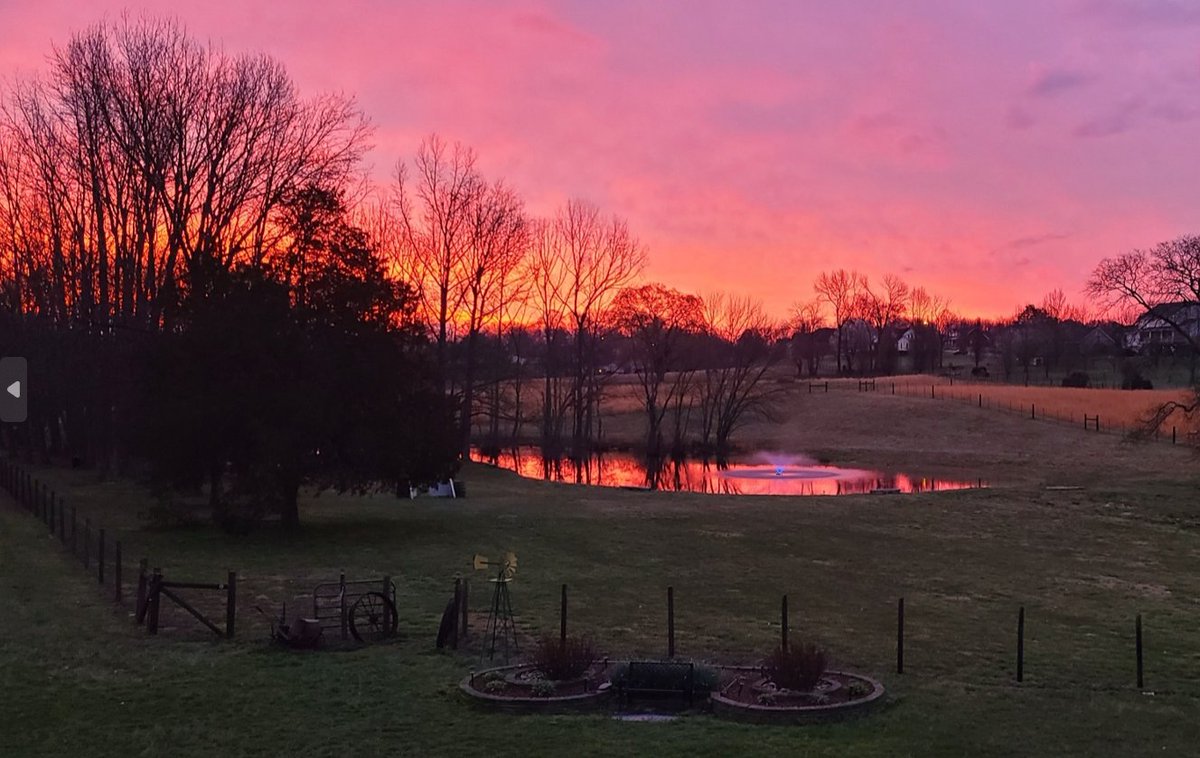 FOXNashville's tweet image. WAKE UP TO TN: A beautiful, pink sunrise at River Pointe Ranch in Carthage, Tennessee 😍

📸 Randy Glover