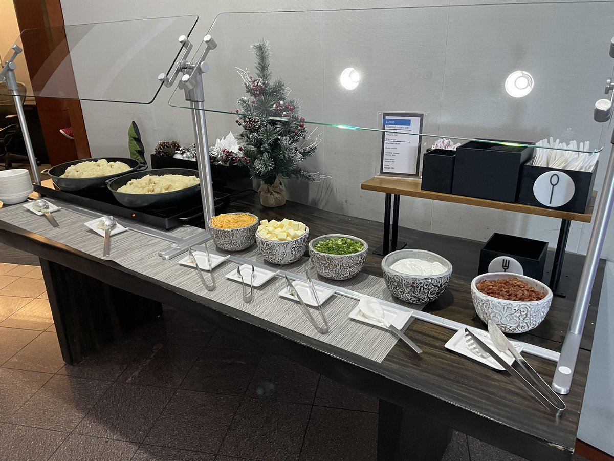 JJonusUA's tweet photo. DEN United Club - bringing in the New Year with Chef Collin’s newly added menu choices. Biscuits and gravy in the morning, mashed potatoes and toppings in the afternoon. @weareunited @Tobyatunited @jacquikey @KevinMortimer29 @jwartner8 @raeindenver #DENPremiumServices https://t.co/Bq5MyaprvQ