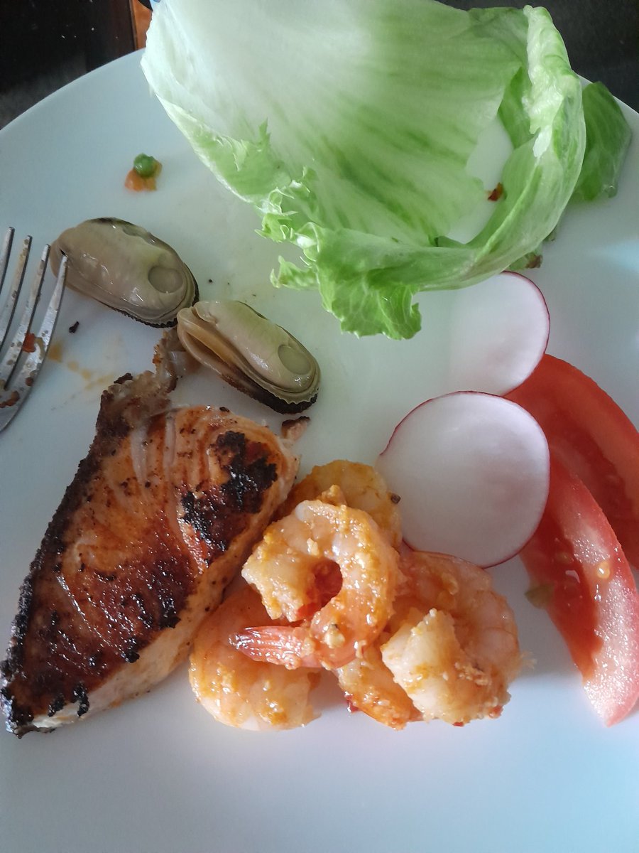 GypsyBellaa's tweet photo. Delicious birthday dinner made for me by Paul last night ❤️ Prawns, mussels, salmon and salad.. Dessert of grapes and strawberries.. Non nom.. #seafood #prawns #salmon #mussels #birthday https://t.co/5XVSAehvAm