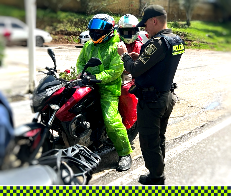 PoliciaSabana's tweet photo. Cada día reafirmamos nuestro compromiso con esta hermosa región, por eso, seguiremos construyendo un país seguro, como lo hacen cada día los uniformados en #Zipacon, donde trabajan en la prevención permanentemente.
#PorUn2023EnPaz
#DiosYPatria
#EsUnHonorSerPolicía https://t.co/ie7qZEfTbw