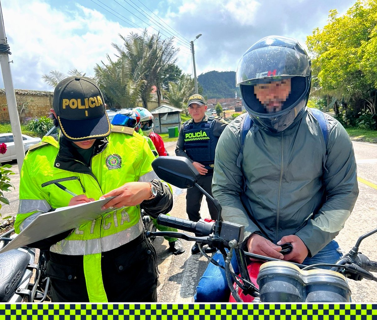 PoliciaSabana's tweet photo. Cada día reafirmamos nuestro compromiso con esta hermosa región, por eso, seguiremos construyendo un país seguro, como lo hacen cada día los uniformados en #Zipacon, donde trabajan en la prevención permanentemente.
#PorUn2023EnPaz
#DiosYPatria
#EsUnHonorSerPolicía https://t.co/ie7qZEfTbw