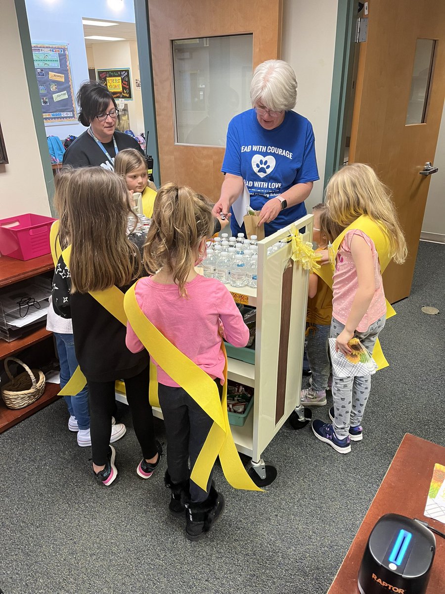 MBaiseyFCPS's tweet photo. The Sunshine Cart made its debut @ThurmontPrimary today and it was a big hit! Proud to see our 2nd grade leadership groups supporting our SIP Health &amp; Wellness goals! #TPSTakeOff https://t.co/FUEeF1OFnA