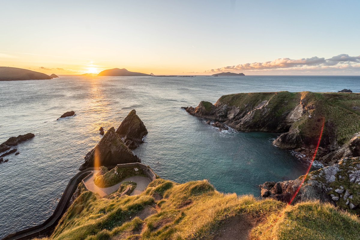I often forget to post photos on Twitter. Here’s the sunset from my final trip around Slea Head in 2022 🌅 

📍 Dunquin Pier

#sleahead #wildatlanticway #dinglepeninsula