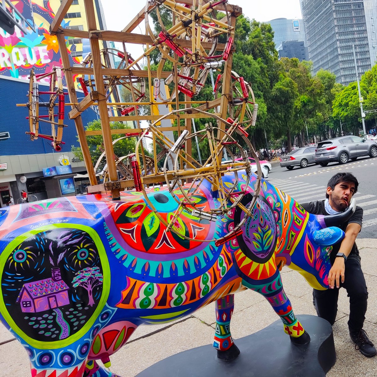 RedShockInc's tweet photo. ๐ฎ Una vaca multicolor se me estrello con sus CUERNOS LรSER ๐คญ Otras fotos que me tome con esta hermosa escultura en #CDMX de la #CowParade
#cow #colorcow #cowlover #vacas #vaca #Vacalover https://t.co/NODsDnPXPy