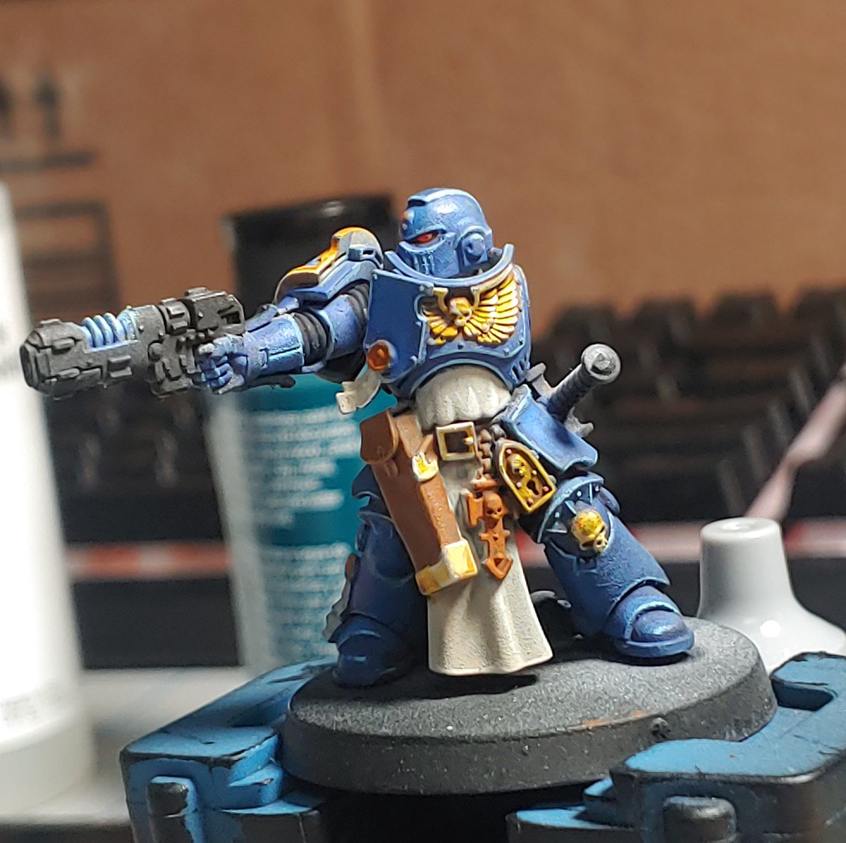 Here's some updates on my lieutenant!!! I hope you guys like it!!! 😁😁😁
 #miniaturepainter #miniaturepainting #miniature #warhammer40k #WarhammerCommunity