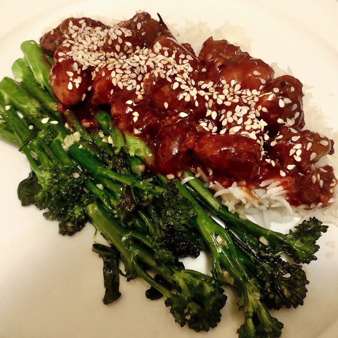 lemonmomcanada's tweet photo. Dinner for one!  Chicken hearts in a spicy savoury gochujang sauce and garlicky broccoli stems https://t.co/wngCasRcMD