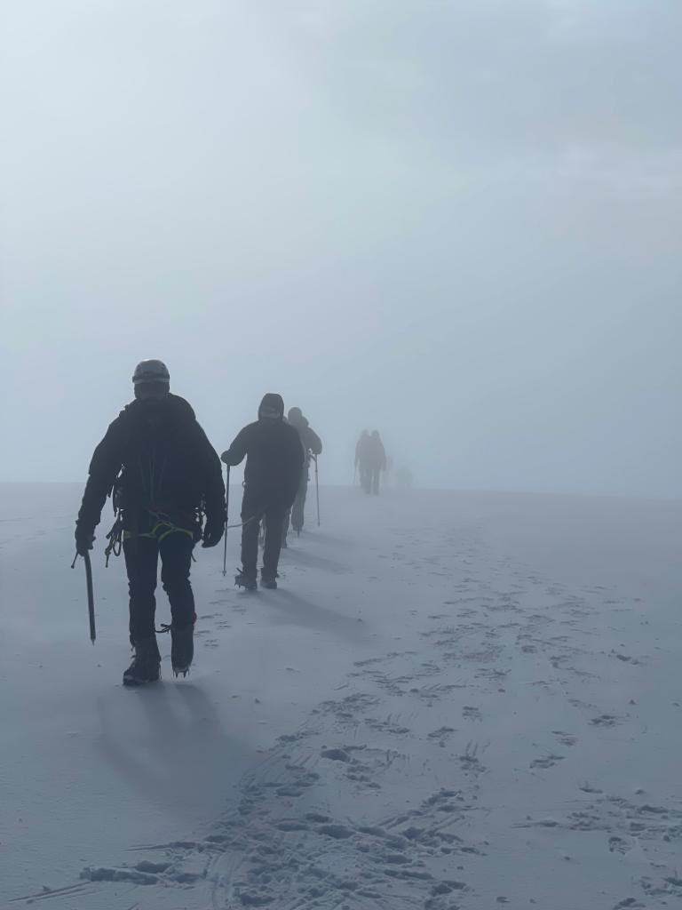 CastanoDaniC's tweet photo. Lograr la cumbre fue todo un reto. La temperatura es extrema,la disminución progresiva de la presión atmosférica y perdida del porcentaje de oxígeno generan mal de montaña,puede sacarte de la ruta,pero,con determinación se puede lograr el objetivo

Lo mismo sucede en la Política https://t.co/rrOJnRpm9g