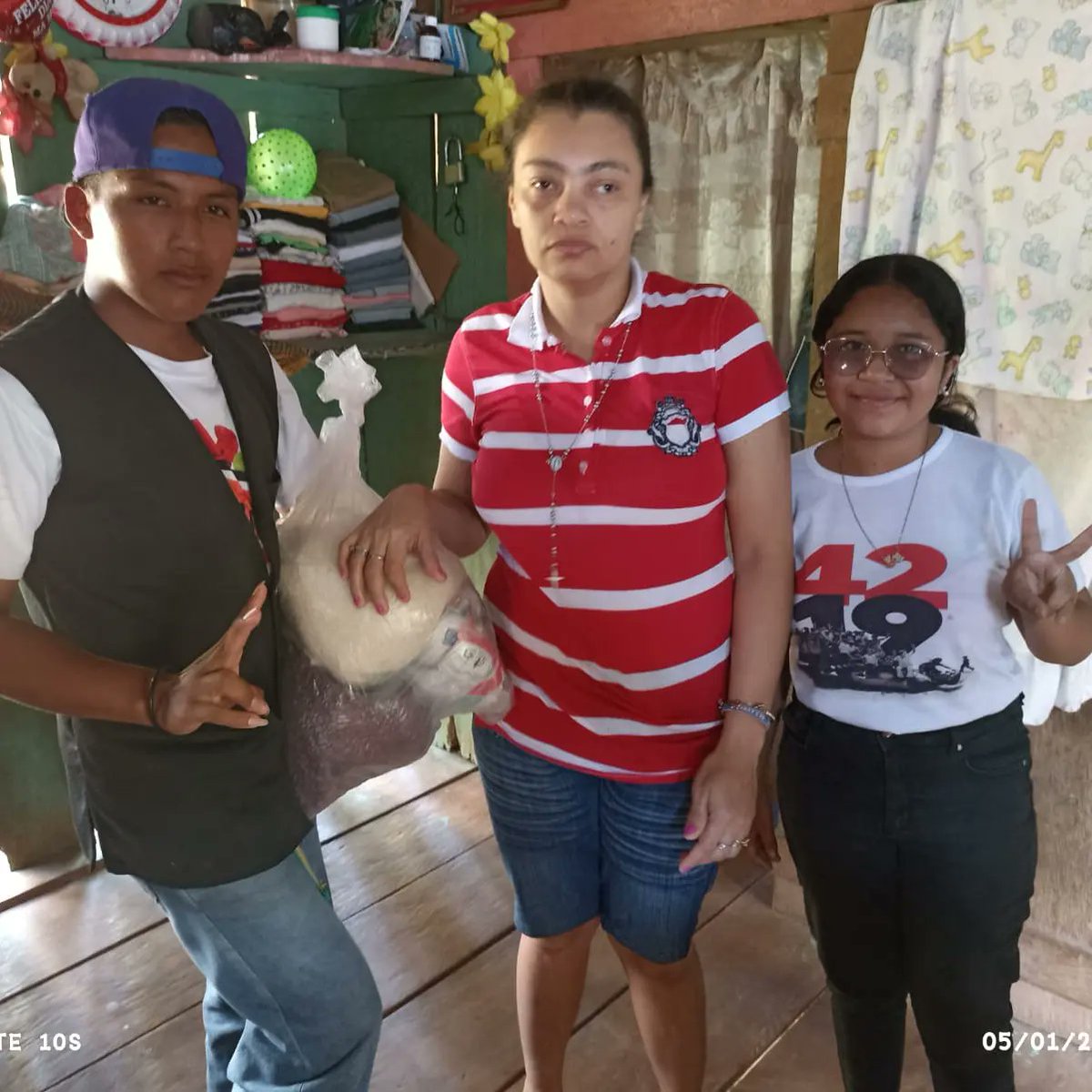 bonanza_red's tweet photo. La Promotoria solidaria de la juventud Sandinista realizó entrega de paquetes alimenticios a personas de emergencia social crítica! Con el acompañamiento de concejales electos.
#BONANZA 
#todoslasvictoriasondelpueblo https://t.co/yU4VxODKEt