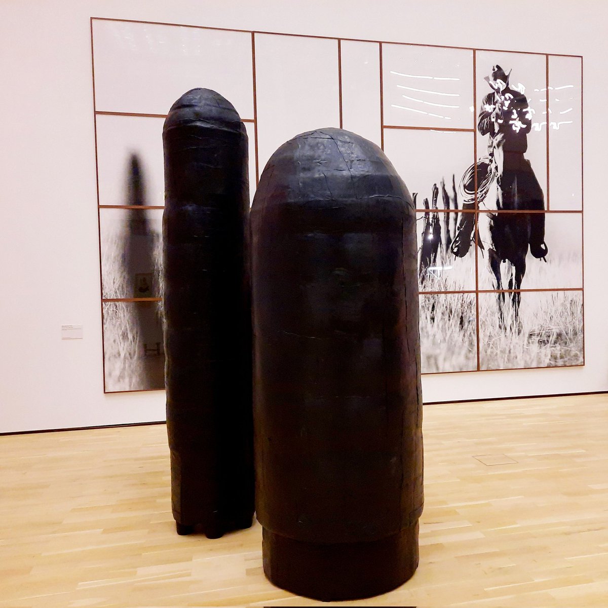 C_M_Kaiser's tweet image. Kurz vor ihrem Ende habe ich mir die Ausstellung #Empowerment nochmals angeschaut – diesmal mit meiner Tochter. Auch dieses Mal war ich überaus beeindruckt von der Vielfalt feministischer Ansätze in der Kunst. Die Ausstellung ist noch bis Sonntag geöffnet! 😃#KunstmuseumWolfsburg