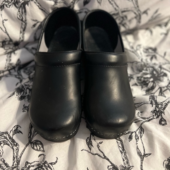 bellissima_beau's tweet photo. So good I had to share! Check out all the items I'm loving on @Poshmarkapp #poshmark #fashion #style #shopmycloset #dansko #luckybrand #nike: https://t.co/cWqwiXEgaA https://t.co/NWRZIb2ERh