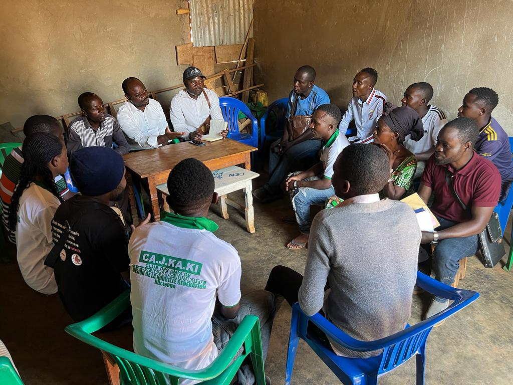 Arnotbigus1's tweet photo. L'incontournable SG le général 5☀️@BillyKambale1  s'est entretenu avec différentes couches sociales de la population de #Kanyabayonga, dont les notables et corps scientifiques des écoles et instituts supérieurs.
L'objectif 150 députés ne pas un slogan.
Force à vous mon général https://t.co/A0MexsWZik
