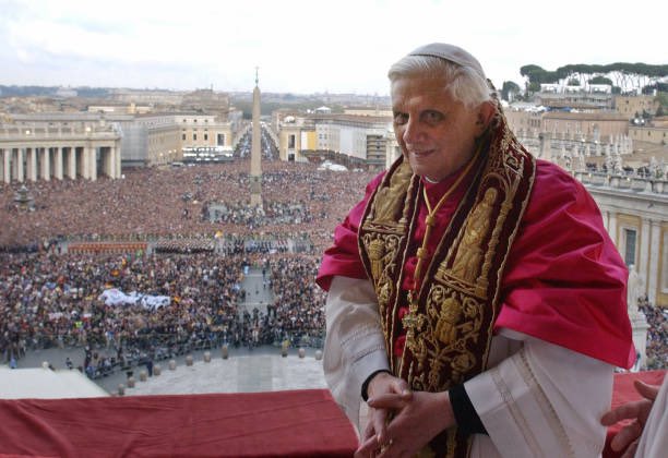SantaFaustynaES's tweet photo. "Descansa, junto a Mi Corazón; veo que te has fatigado muchísimo en Mi viña" v945 #DivinaMisericordia #PapaBenedictoXVI #RequiescantInPace #RIP https://t.co/GawheG748a