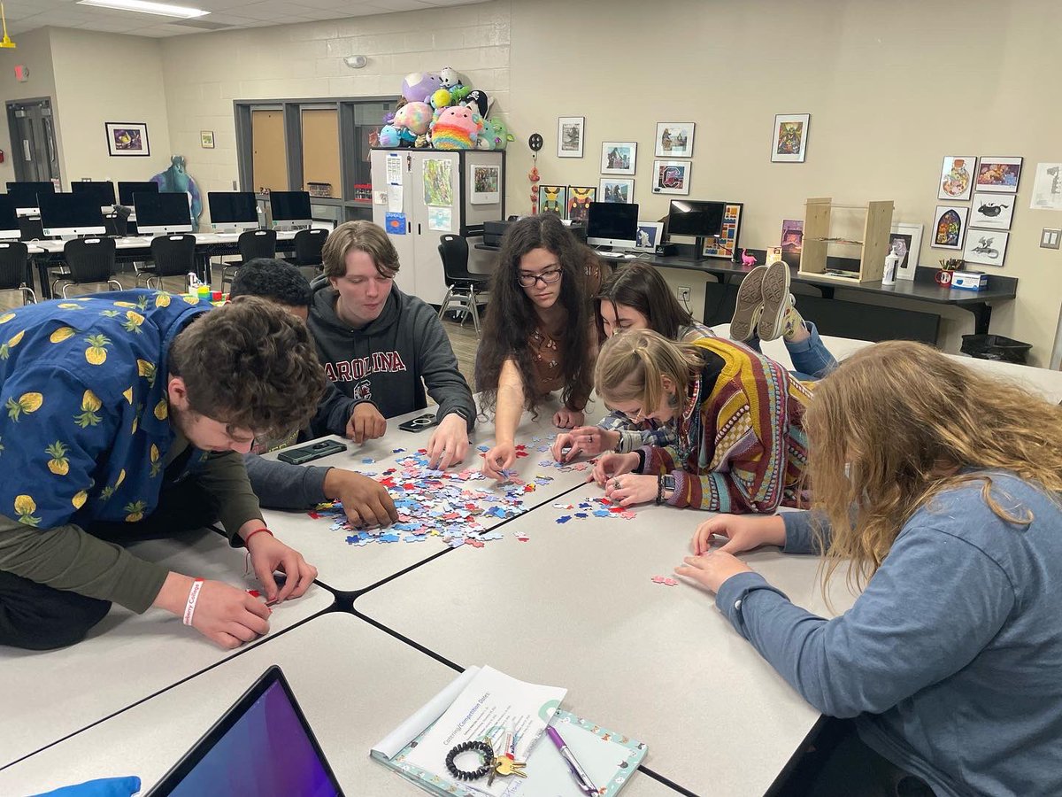 Lex2Be's tweet photo. We don't believe in traditional ice breakers at Lex2be. Instead our teacher gave us kids puzzles with no reference pictures or the box. Its amazing how fast we became friends. What a great first day! @L2IC_CATE @lexingtontwo #Wearelex2 #Lex2this #lex2be #cte https://t.co/ZOAtFrKU2O
