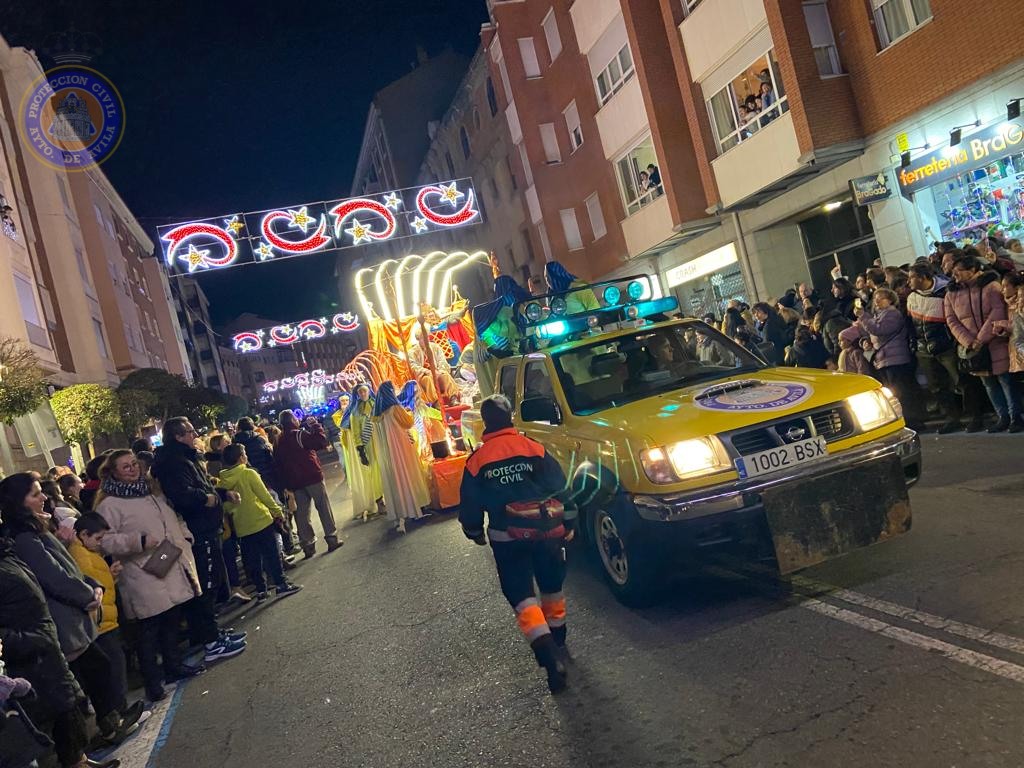 ProteCivilAvila's tweet photo. Durante la #CabalgataReyesAv realizamos 2 asistencias sanitarias de carácter leve
Hemos desplegado 22 voluntarios (4 enfermeros y 8 técnicos en emergencias) con:
- Ambulancia #SVAE
- Vehículo Apoyo Logístico
- Puesto Sanitario
- 4 Vehículos de Intervención Rápida
- 10 DESA https://t.co/ZoP17TZxyW
