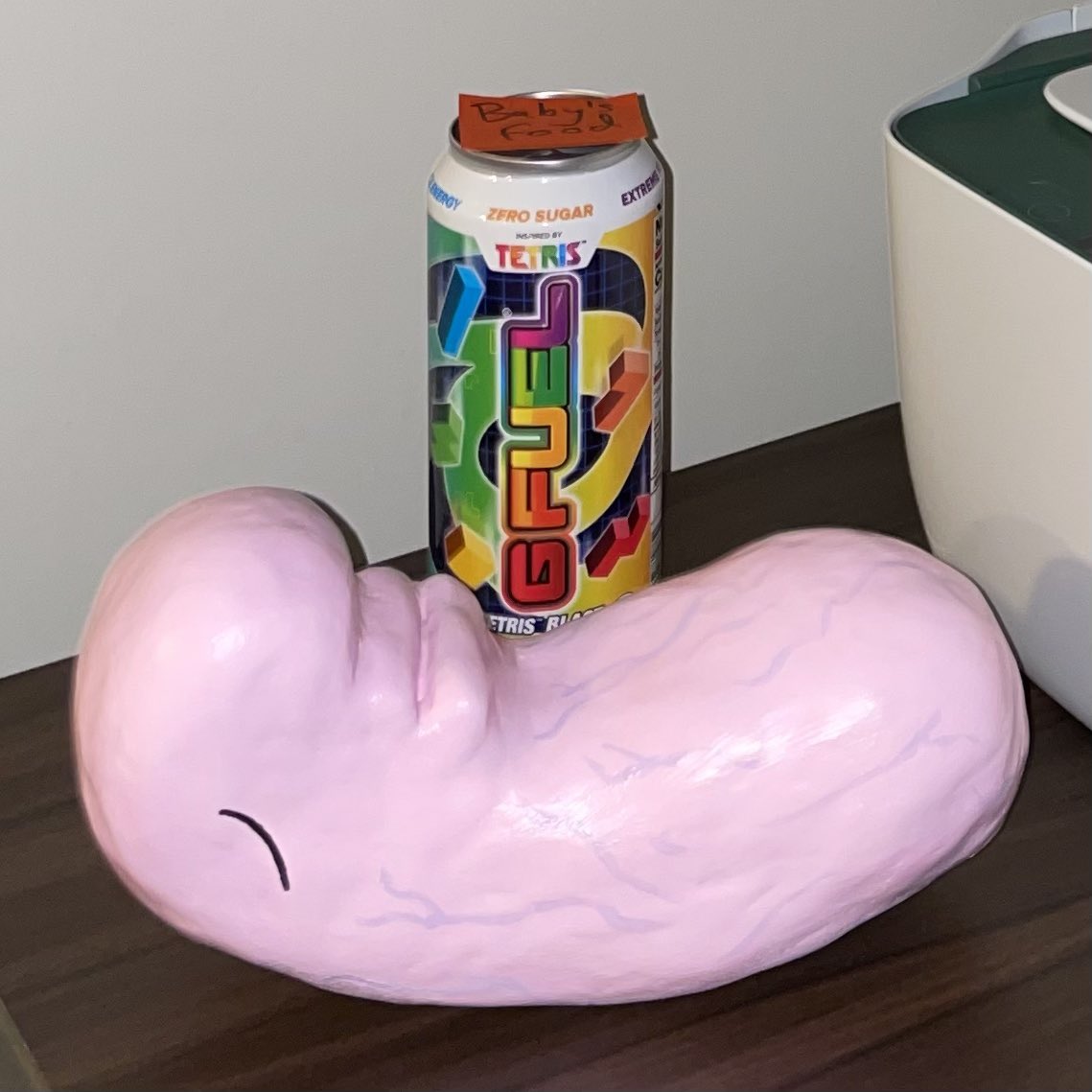 latelyaliens's tweet photo. “Yeh”
I’ve been forgetting to properly post this but here’s my life sized #smilingfriends baby that I made over the summer. My next project will be learning how to sew a suit for him :o) @psychicpebble @MichaelRCusack @adultswim https://t.co/XFK4KQxxw2
