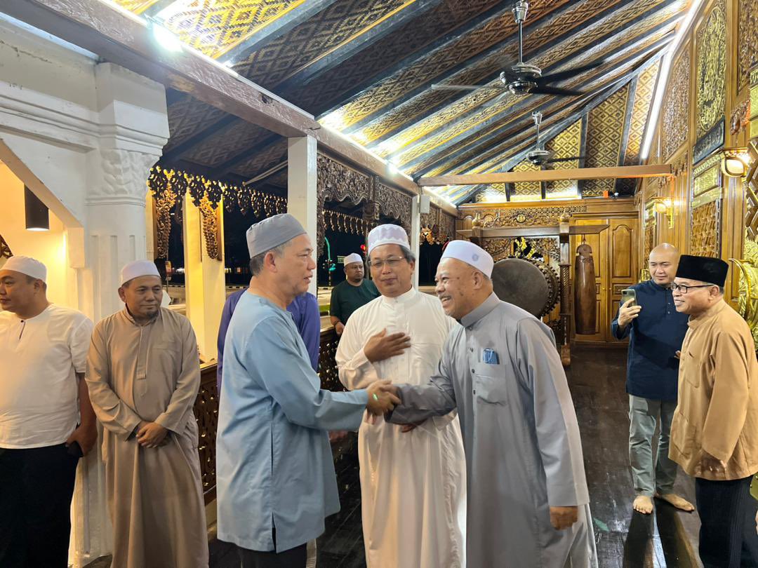 PetraJayaMP's tweet photo. Alhamdulillah…Subuh tadi berjemaah bersama penduduk setempat di Masjid Al-Qadim, Sibu, sebelum minum pagi di Bangunan Lakis https://t.co/YiflkfEfm7