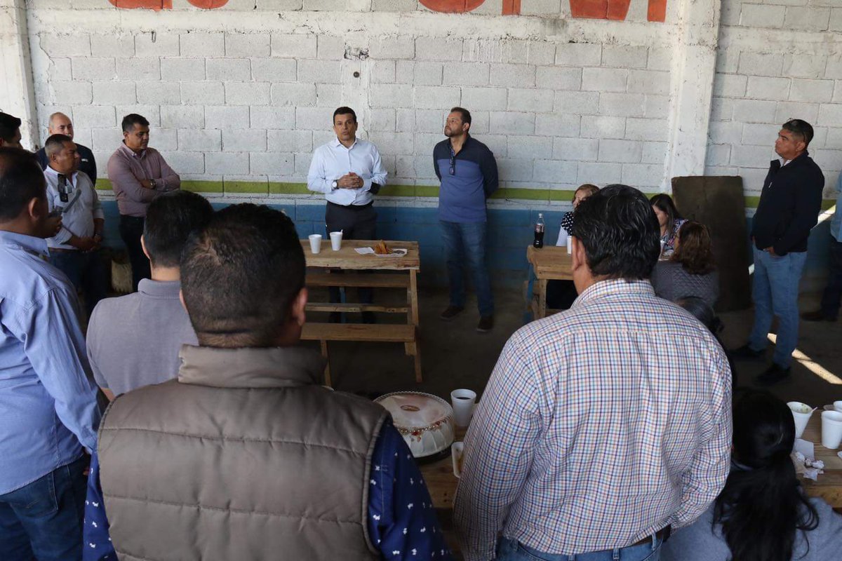 SoyLaloGattas's tweet photo. Nos reunimos con personal de #ServiciosPúblicos para analizar la problemática del servicio de recolección y definir la estrategia a implementar para solucionarla a la brevedad.

¡Gracias por su esfuerzo y compromiso de seguir adelante juntos! https://t.co/3OHMCLxvzI