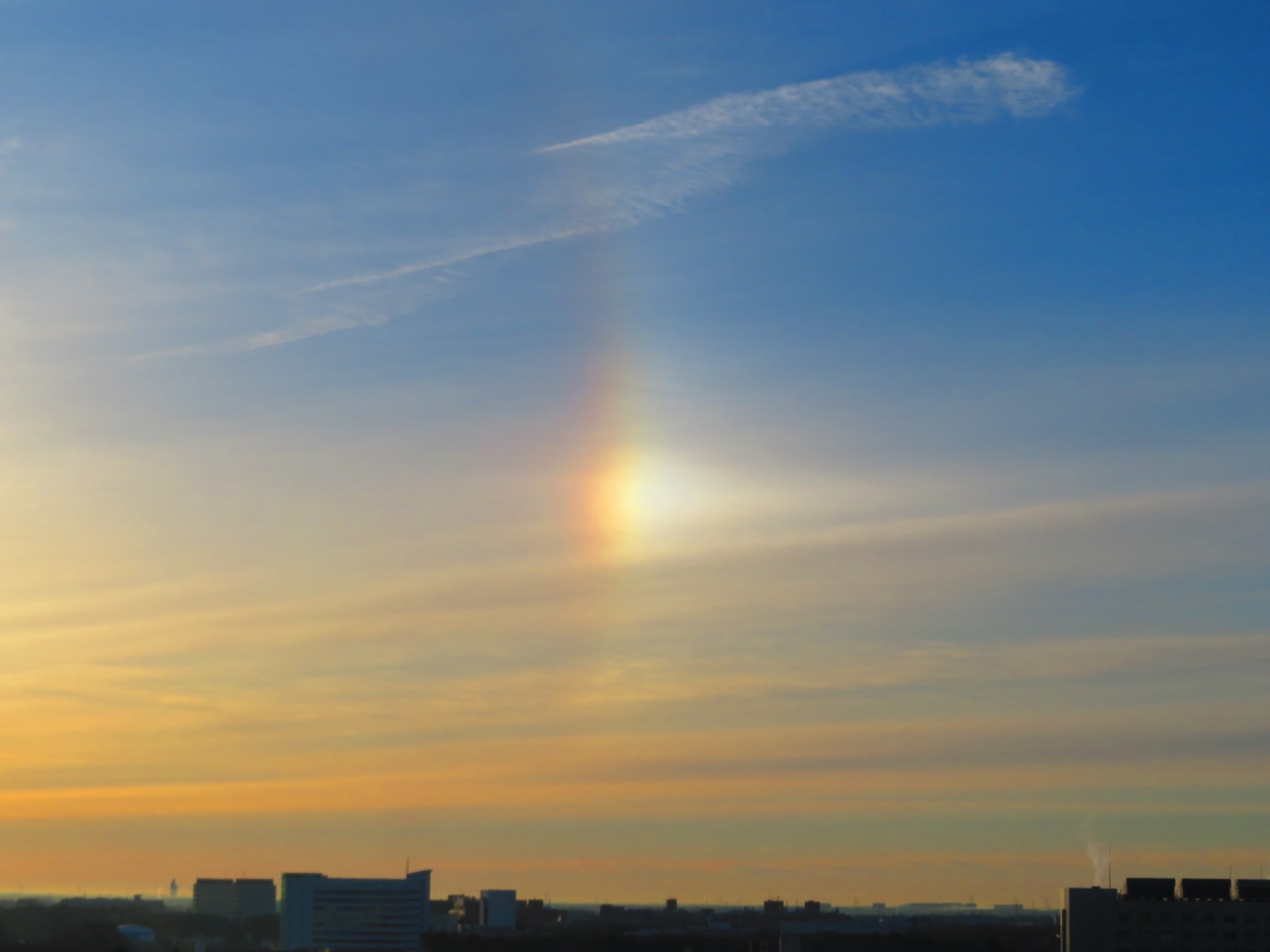 風と雲と虹と 幻日の彩り。 彩雲と間違われやすい空の虹色ですが、彩雲が太陽