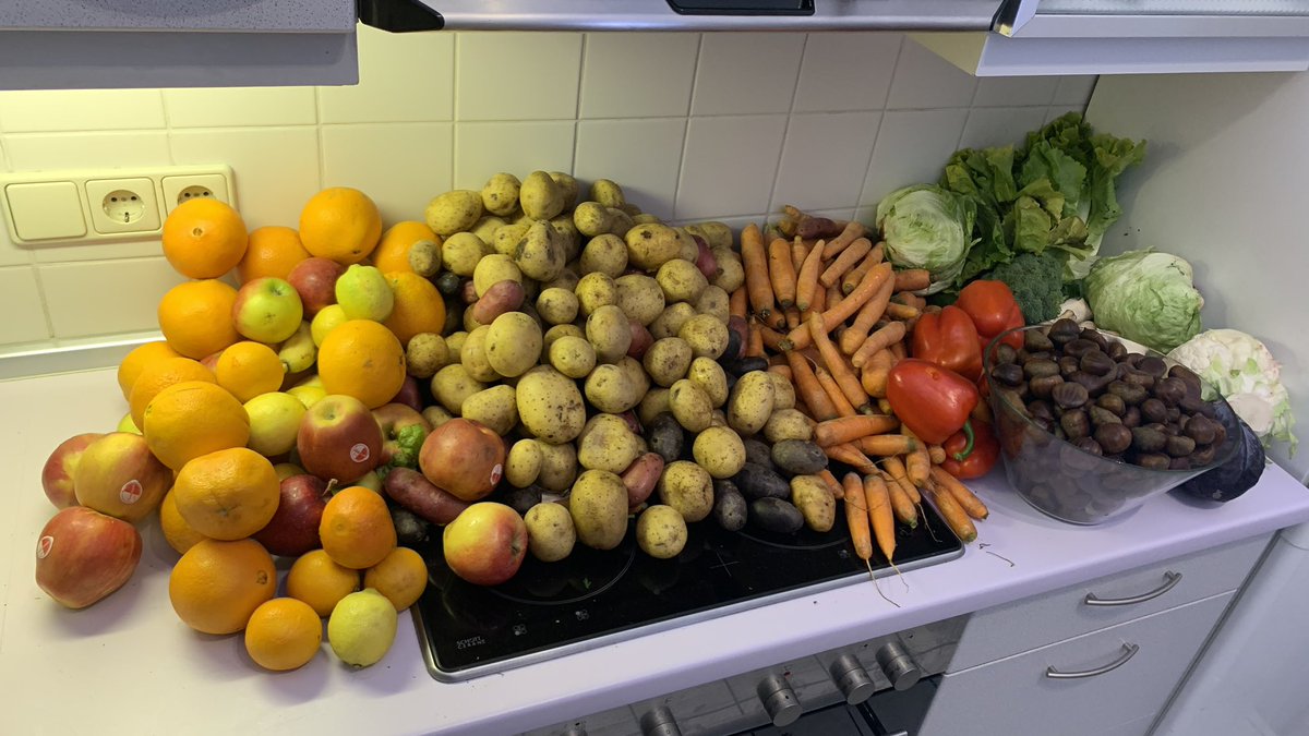 alexcio_'s tweet photo. gerettete Orangen, Kartoffeln, Karotten und anderes Gemüse und eine Glasschale mit Maronen. 2 Supermärkte angefahren die heute extrem viel gutes aussortiert haben. Man hätte von jedem auch paar Taschen mehr nehmen können.
#containern
#dumpstern
#foodwaste https://t.co/2fpN4PRw0W