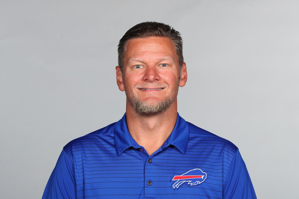 Buffalo Bills athletic trainer Denny Kellington is a guy you’ve probably never heard of but he is the person who administered CPR to Damar Hamlin on the football field. 

He saved a life. You can too ⬇️

Go get CPR/AED training. 
redcross.org/take-a-class/c…