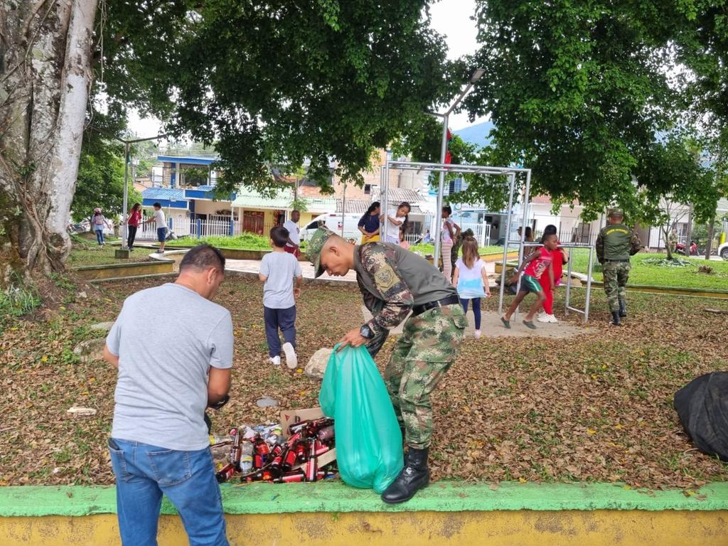 Ejercito_Div6's tweet photo. En aras de mantener limpios los espacios públicos, nuestros soldados del Batallón de Apoyos y Servicios para el Combate N.º 27 y vecinos del Barrio Villa Natalia, en Mocoa #Putumayo, se unieron en una jornada de mantenimiento a un parque ubicado en este sector.

#SomosSuEjército https://t.co/mqVY7xnWlV