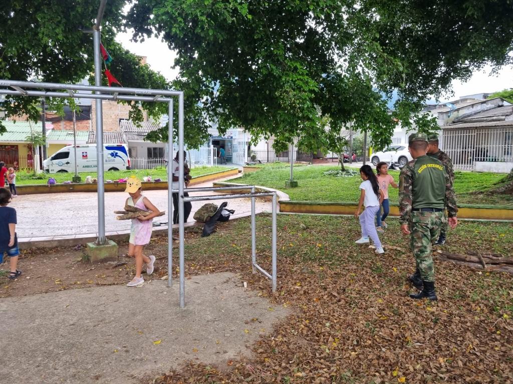 Ejercito_Div6's tweet photo. En aras de mantener limpios los espacios públicos, nuestros soldados del Batallón de Apoyos y Servicios para el Combate N.º 27 y vecinos del Barrio Villa Natalia, en Mocoa #Putumayo, se unieron en una jornada de mantenimiento a un parque ubicado en este sector.

#SomosSuEjército https://t.co/mqVY7xnWlV